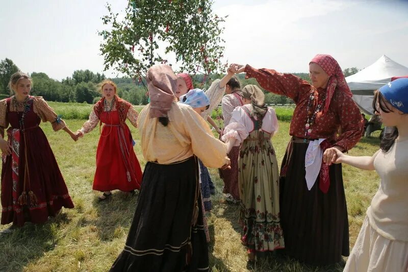 Троица праздник хороводы. Троица народные гуляния. Хоровод на троицу. Кумление на троицу. Троица зеленые святки фольклорный праздник.