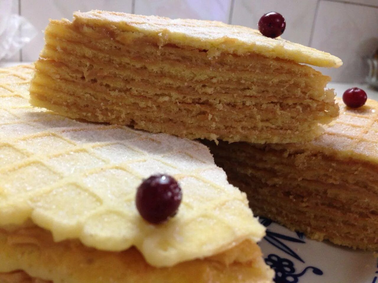 Вафельные коржи со сгущенкой. Вафельное пирожное мирабелла. торт из вафельных коржей. вафельный тортик со сгущенкой.