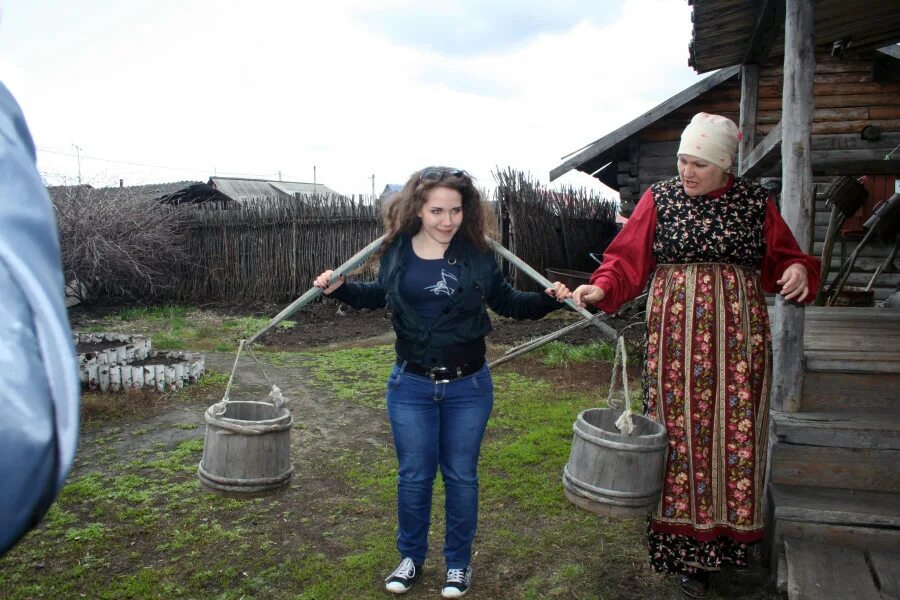 Русские женщины сильнее. Деревенские девушки. Баба с ведрами деревня. Тетка с коромыслом. Женщина с коромыслом и ведрами.