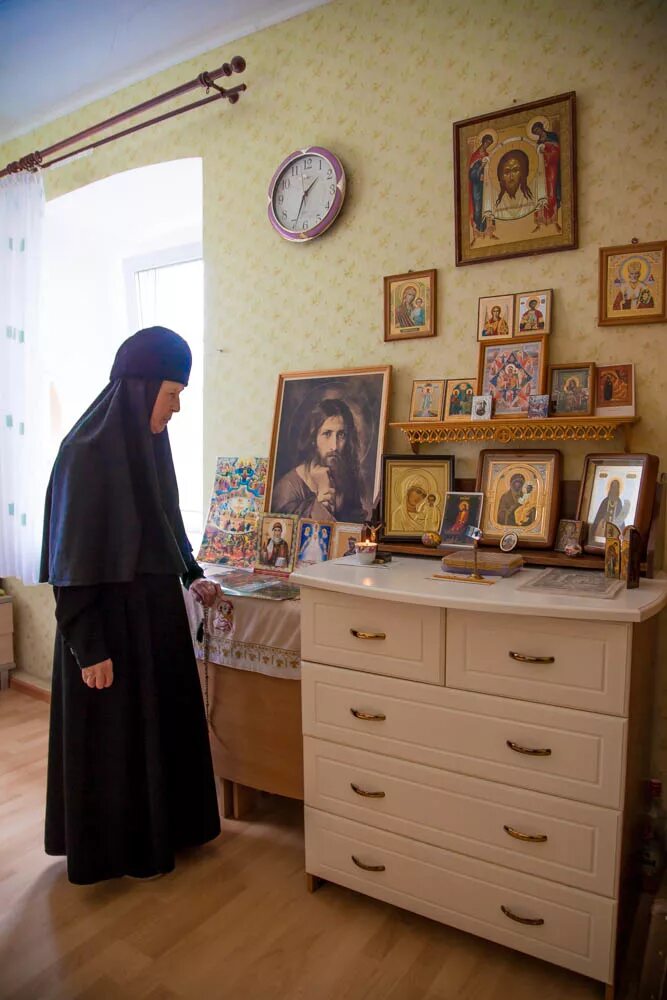 Келья в монастыре. Комната монахини. Келья монаха в монастыре. Комната монахини. Монашья келья.