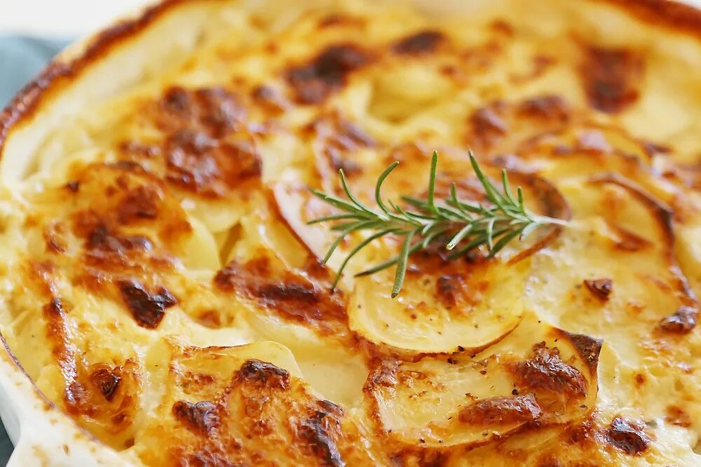 Гратен из картофеля с сыром. Гратен из картофеля с сыром. Картофельный гратен с сыром. Гратен из картофеля с сыром. Гратен с курицей и грибами.