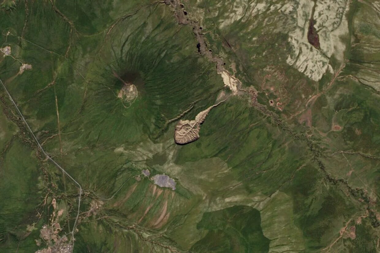 Батагайка. Батагайский кратер в Якутии. Сибирский кратер Батагайка. Сибирский Батагайский разлом. Батагай разлом.