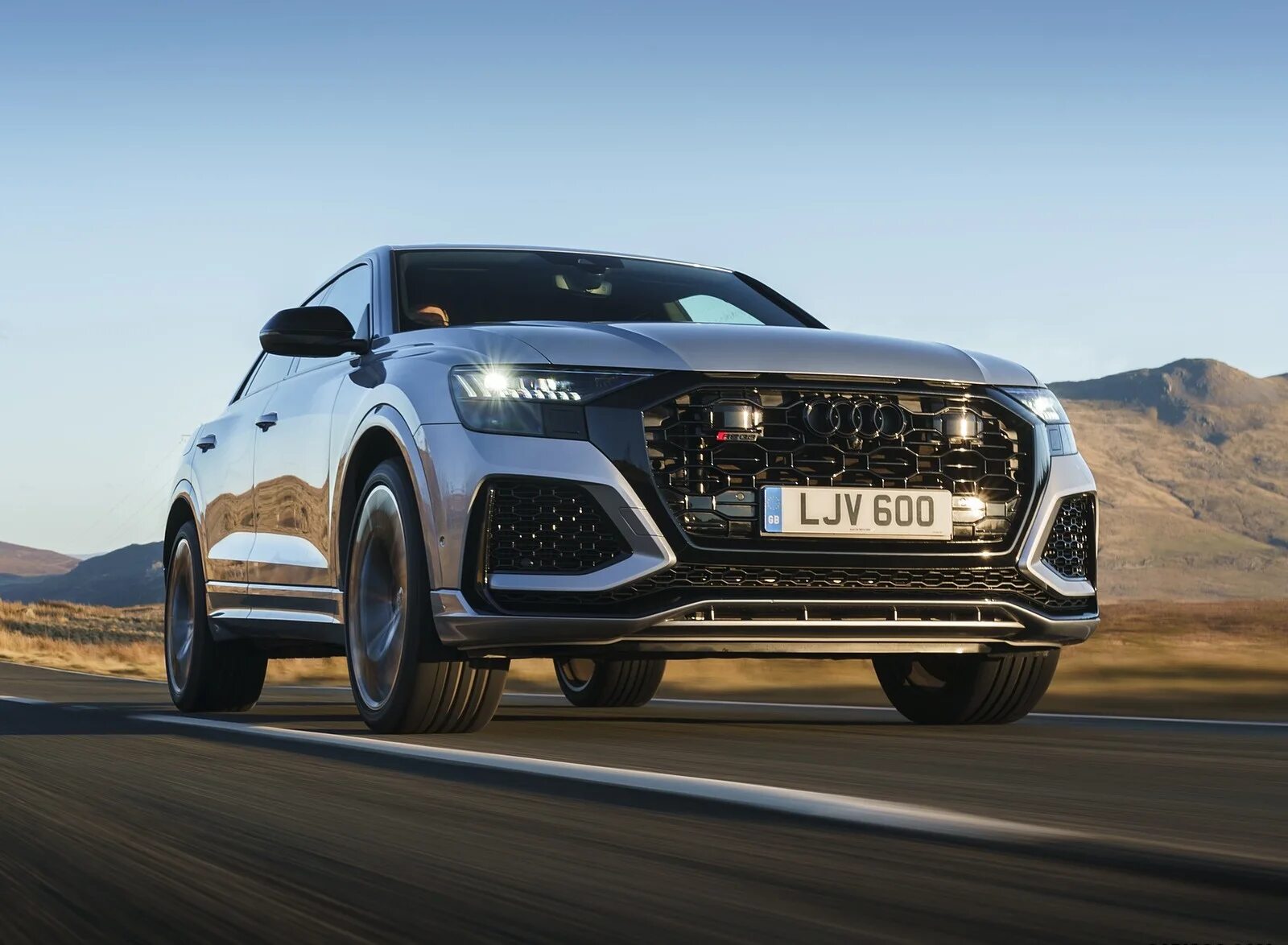 Audi rs q8 белая. Audi rs q8 2020. Audi q8 оранжевая. Audi rs q8. Новый audi q8.