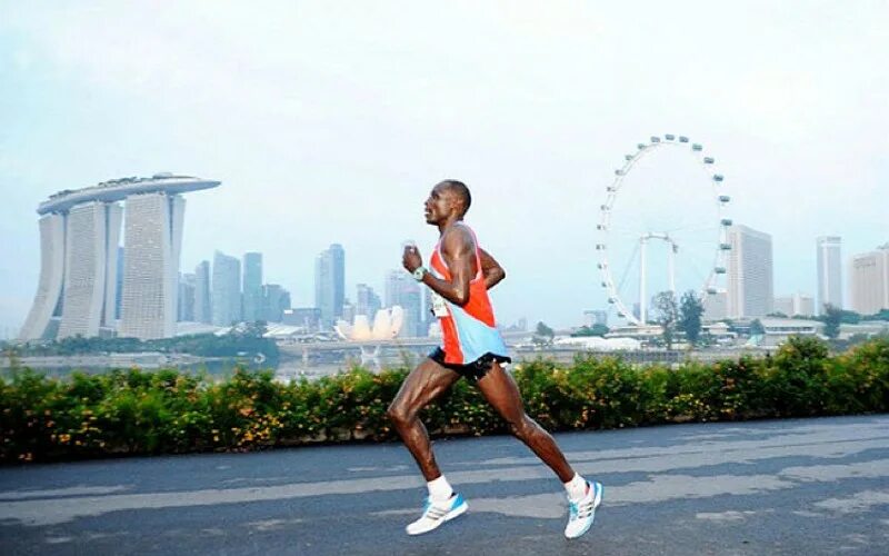Jog future. Бег в Сингапуре. Nike Сингапур. Люди марафон вид сбоку.
