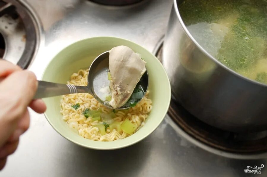 Лапша роллтон для супа яичная. Суп лапша с сосисками. Суп из лапши роллтон. Роллтон лапша для супа. Куриный суп с яичной лапшой роллтон.