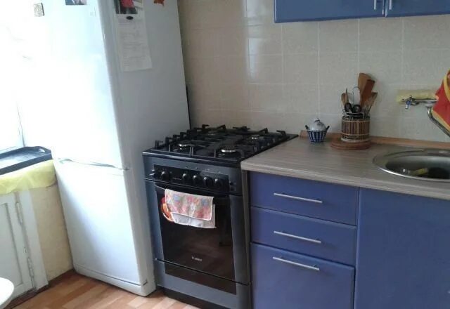 Газовая плита рядом с холодильником. Можно ли плиту. Плита возле холодильника. Встроить плиту в столешницу. Можно ли плиту.