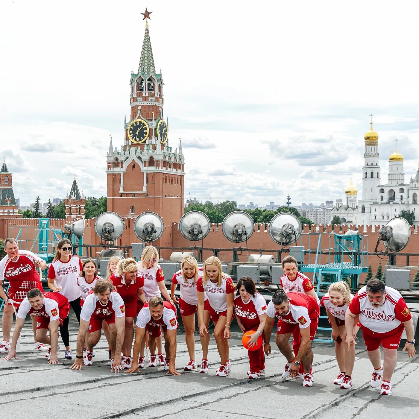 Можно попасть на красную площадь сегодня. Спортсмены на красной площади. фотомодели на красной площади. красивые кадры с красной площади. красная площадь москва развлечения.