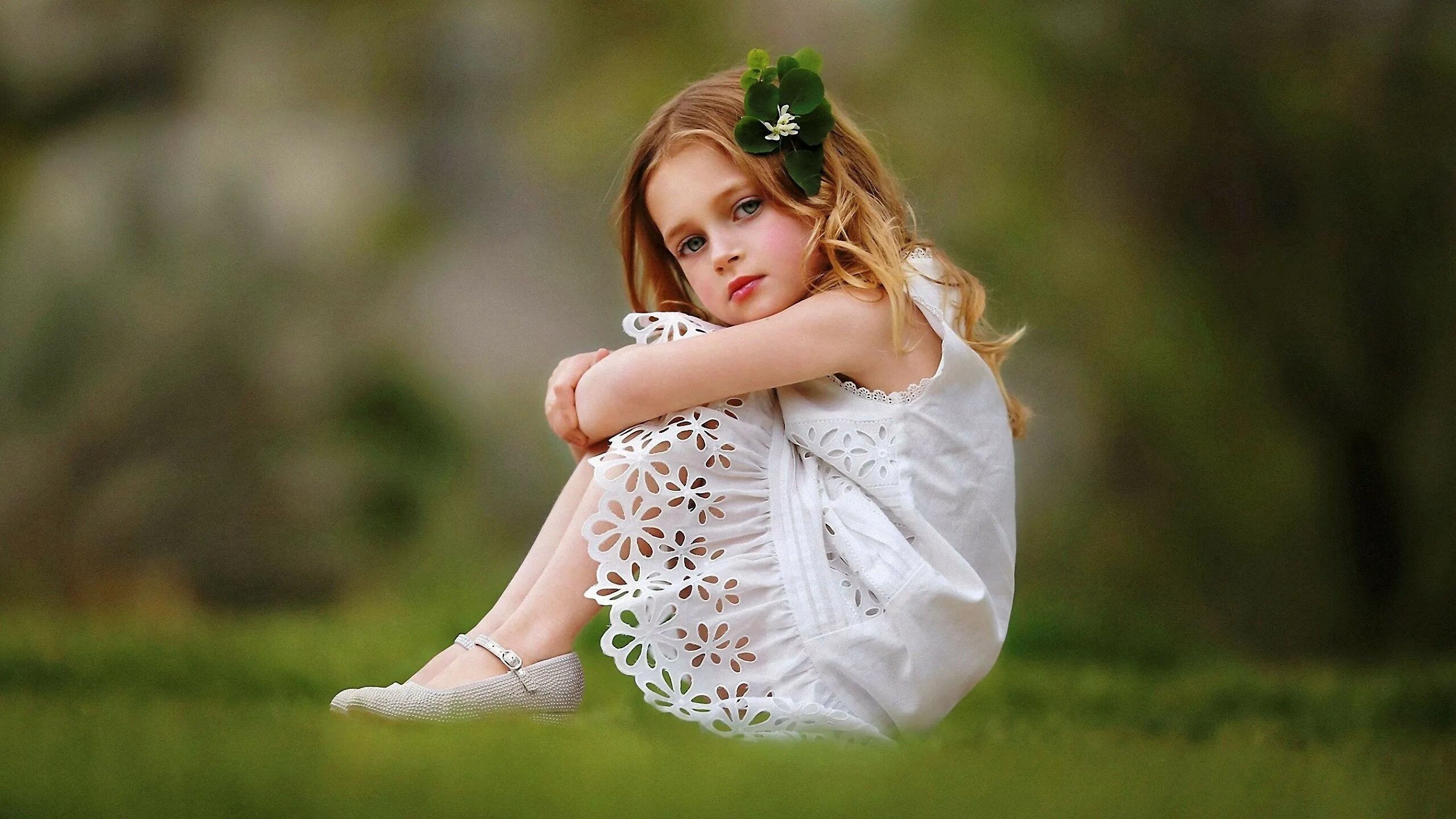 Белое платье для девочки. Маленькие девчонки. Фотосессия в белом платье на природе. Девочка в платье сидит.