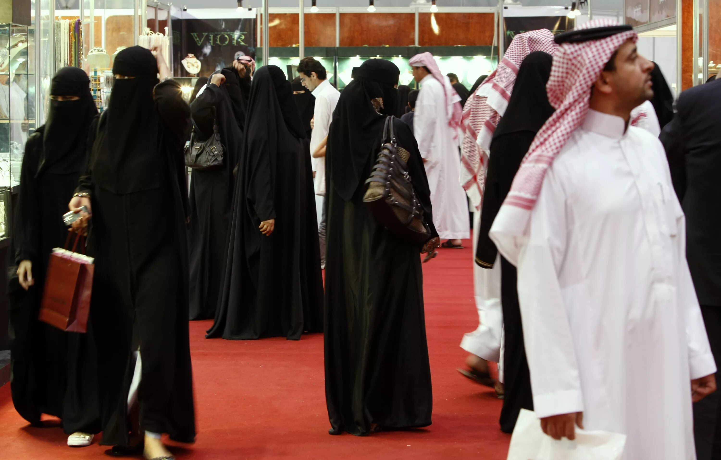 Саудовская Аравия абайя. Женская одежда в Саудовской Аравии. Саудовская Аравия женщины. Саудовская Аравия дресс код для женщин. Новолуние в саудовской аравии