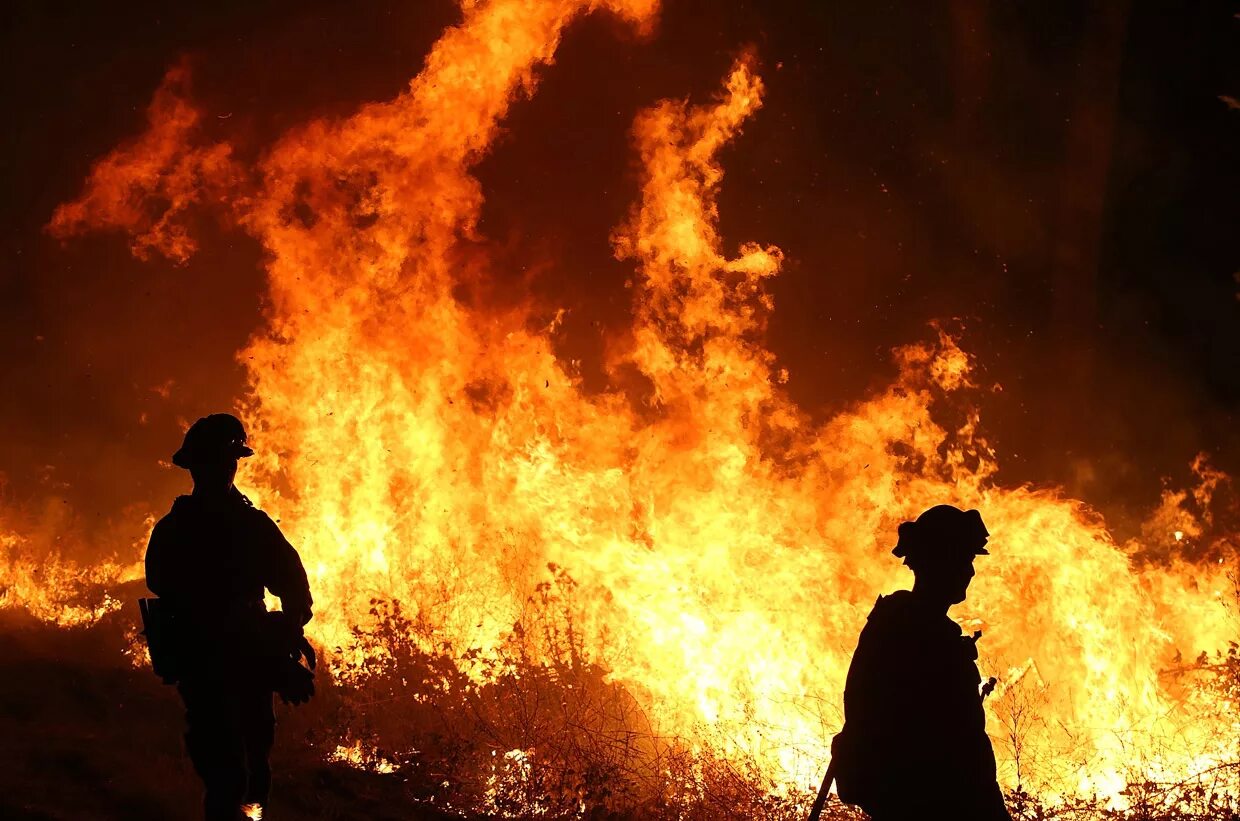 Пожары и т д в. Пожар. Фотографии пожара. Огонь пожар. Пожарный в огне.