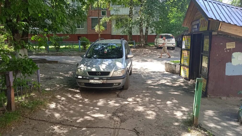 Проезд во двор дома. Ромашина 17 брянск. улица ромашина 17 брянск. парковка у дома. авто заезд во двор.