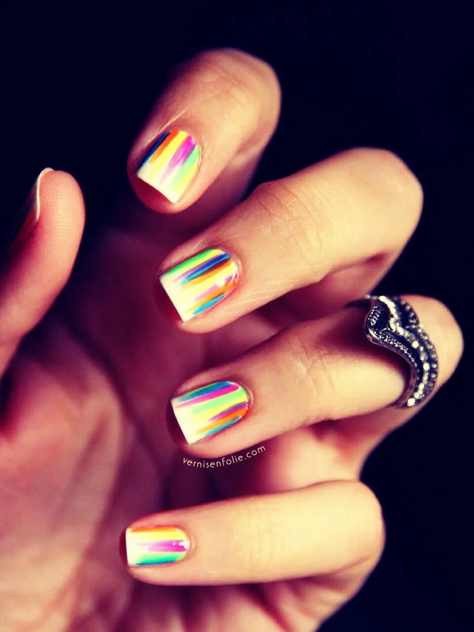 Дизайн ногтей светоотражающие. Маникюр с цветными полосками. Маникюр полосочками разноцветными. Светоотражающий маникюр. Неоновый маникюр на короткие ногти.