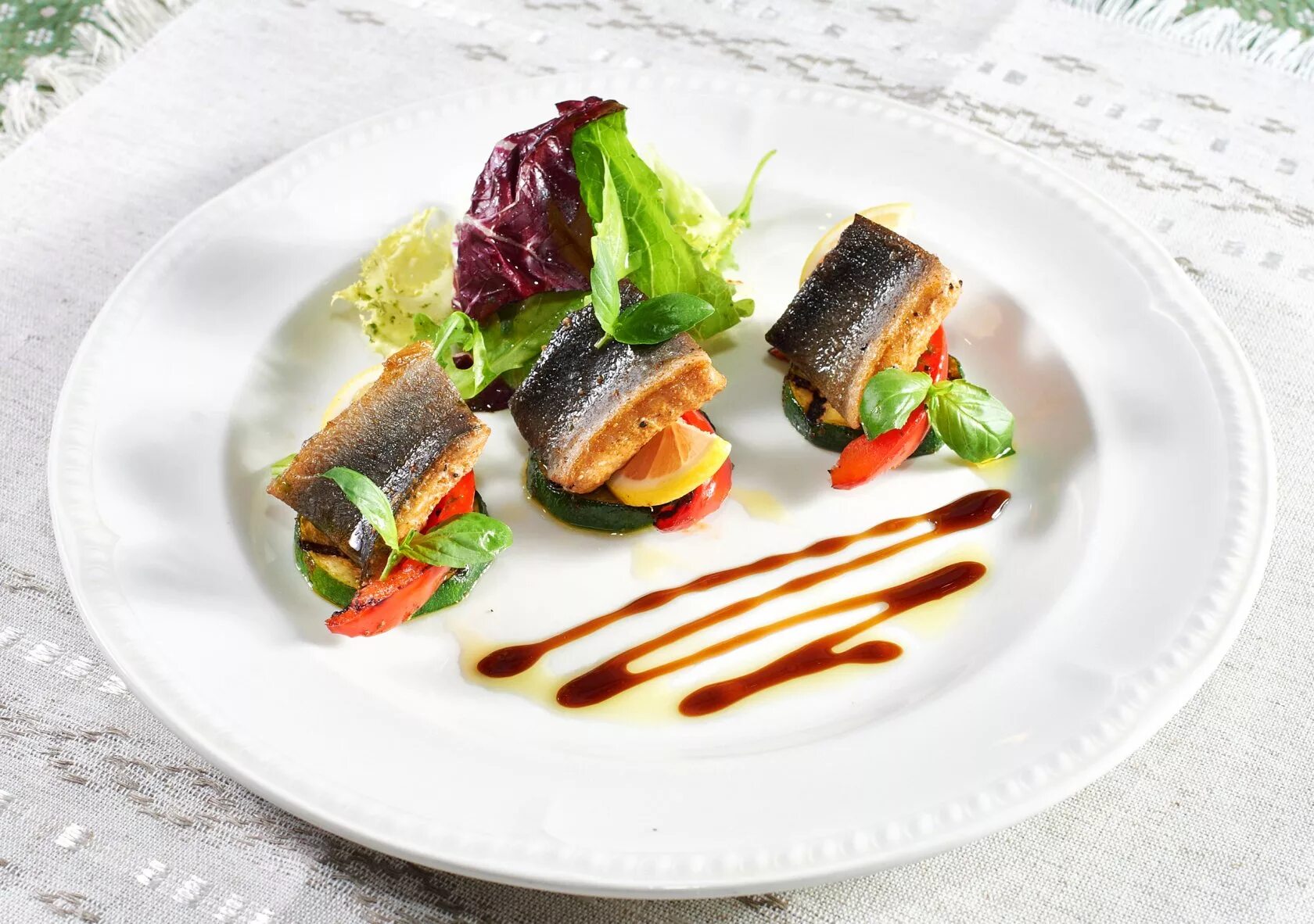 Сеты шеф поваров. Сеты от шеф поваров. Блюдо от шеф повара. Салат оливье мишлен. Средиземноморский сет от шеф повара.