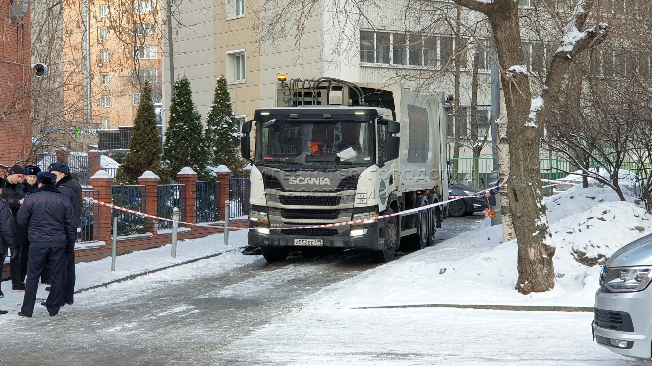 Мусоровоз задавил. Мусоровоз задавил женщину. Машины на улицах Москвы. Скания мусоровоз в Орске происшествия.