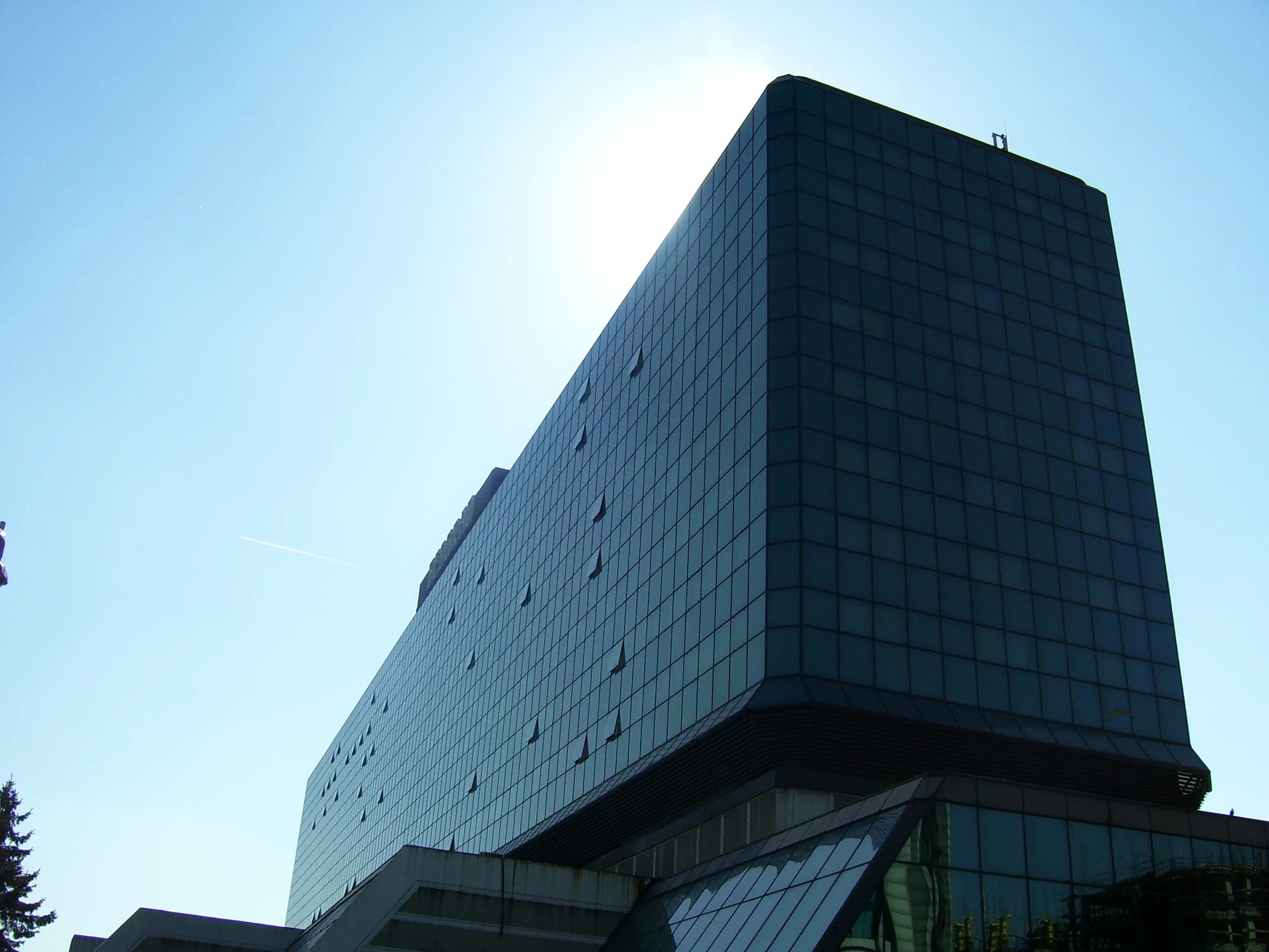 Критический регионализм в архитектуре. Crowne plaza belgrade. , business center gtc 19 avenija, vladimira popovića 38-40. Отель континенталь белград. Crowne plaza tashkent.