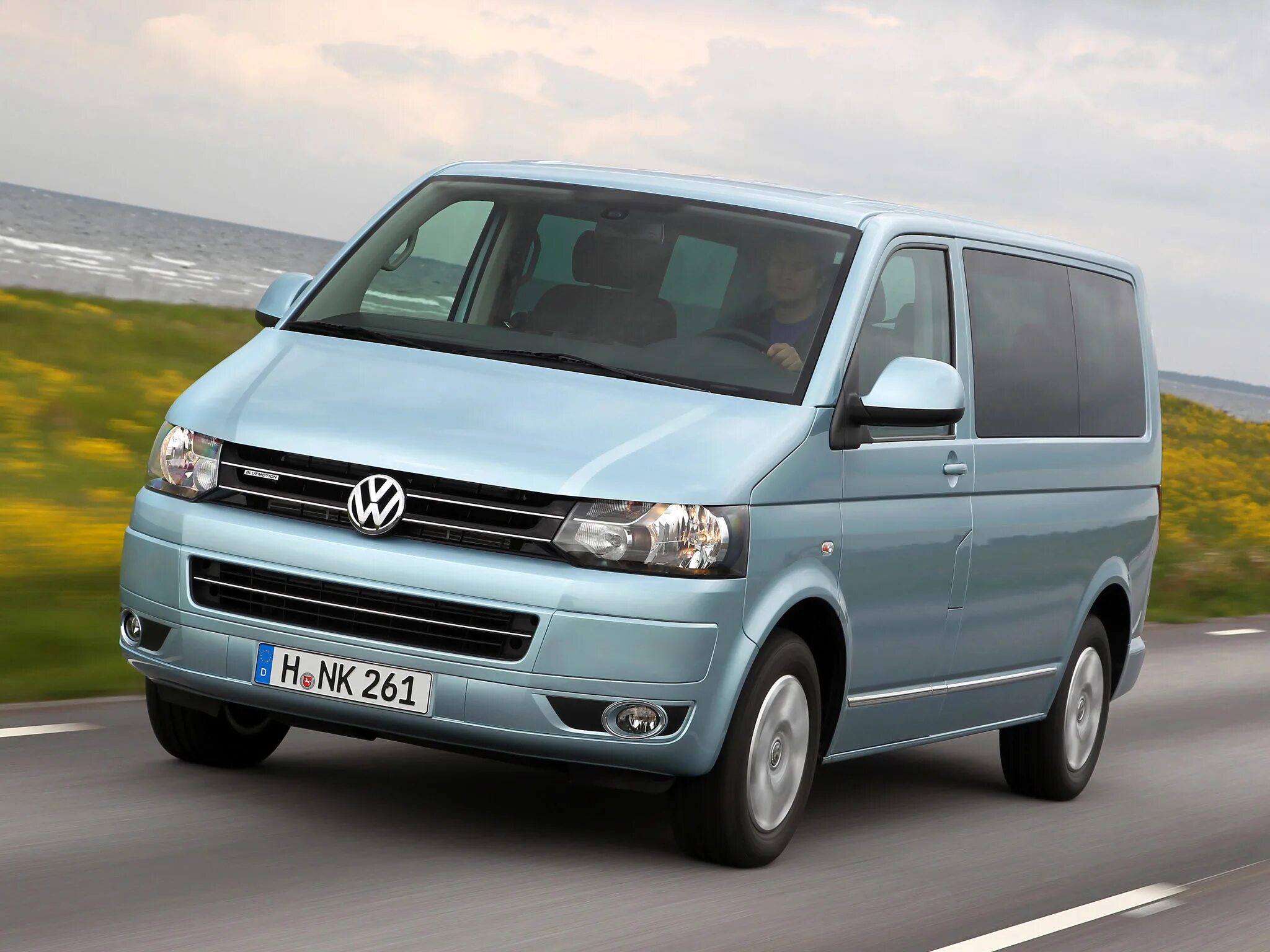 Volkswagen t5. Фольксваген Мультивен 2011. Фольксваген Мультивен семейный. Фольксваген Мультивен 2023. Модель т 5