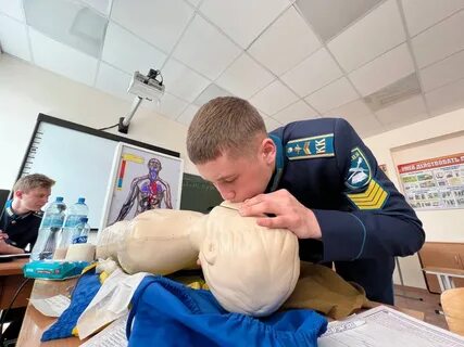 Кадеты сдавали экзамен по стрельбе каждый стрелял
