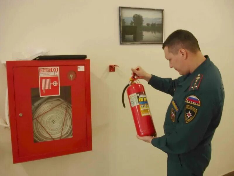 Агентство пожарной безопасности. Огнетушитель в школе. Огнетушитель на объекте. Нарушение пожарной безопасности. Огнетушитель в ТЦ.