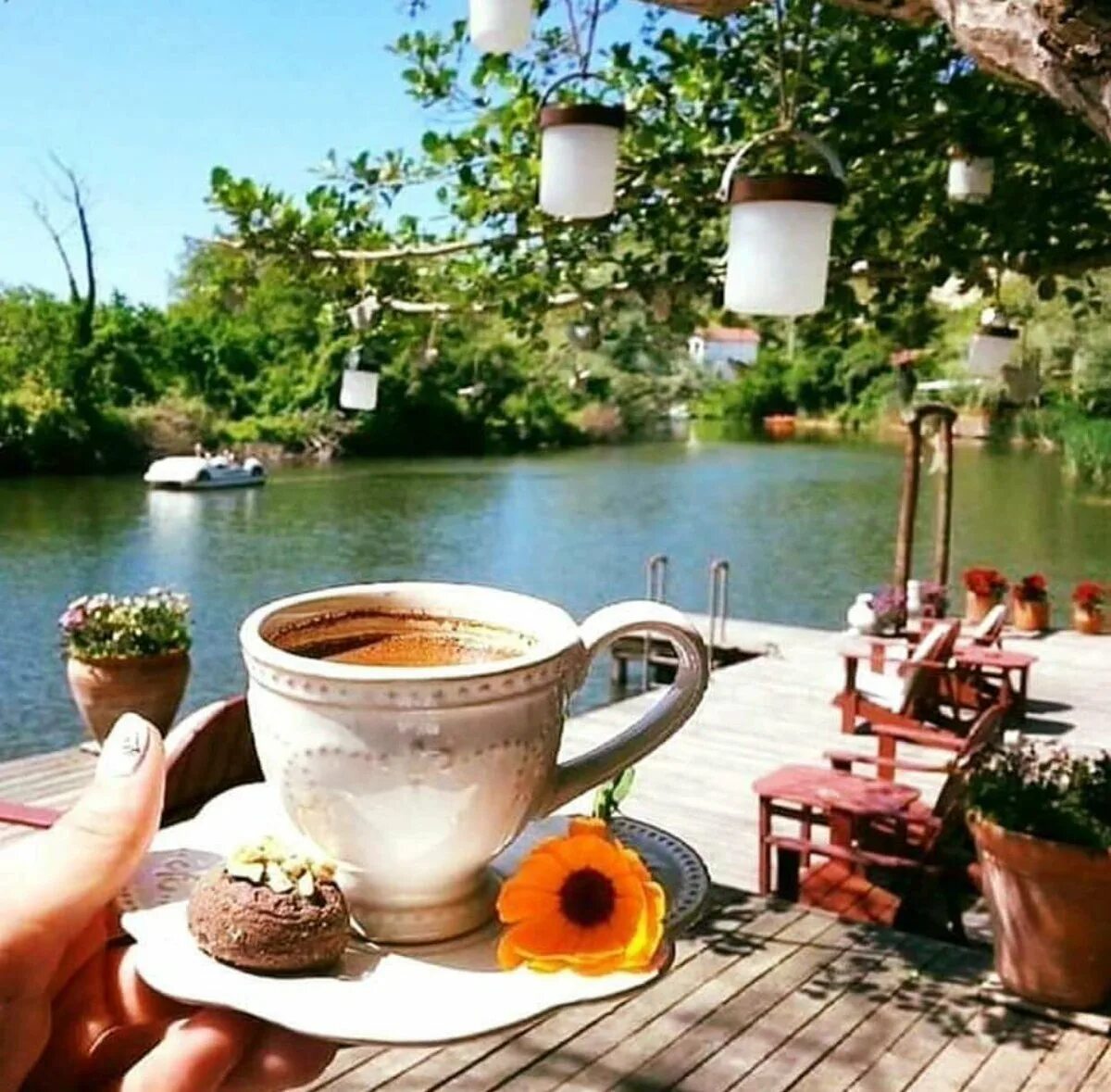 Дом с добрым утром картинки. Чаепитие на природе. Чашка кофе на природе. Кофе утром на террасе. Летнее чаепитие.