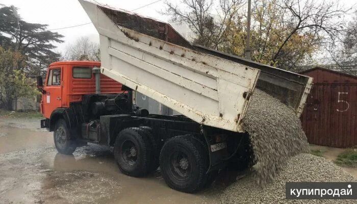 Камаз щебня с доставкой. Камаз с щебнем. камаз разгрузка щебень. песок зил. щебень доставка камаз.