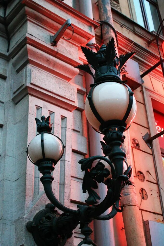 Красивые фонари в питере. Фонари спб. Фонарь на здании. Газовые фонари в петербурге 19 века. Питерские фонари.