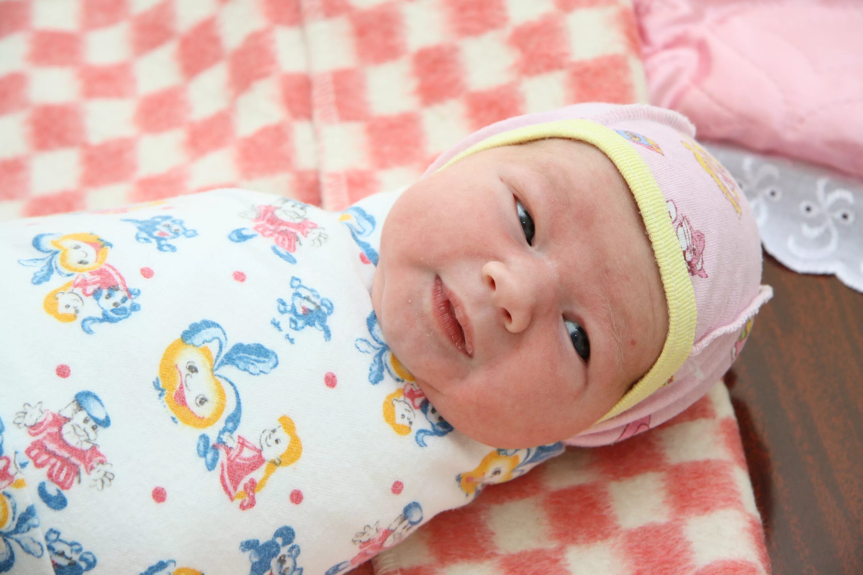 русский новорожденный ребенок. русский новорожденный ребенок. малыши новорожденные. новорожденный узбекский ребенок. красивые новорожденные девочки в роддоме.