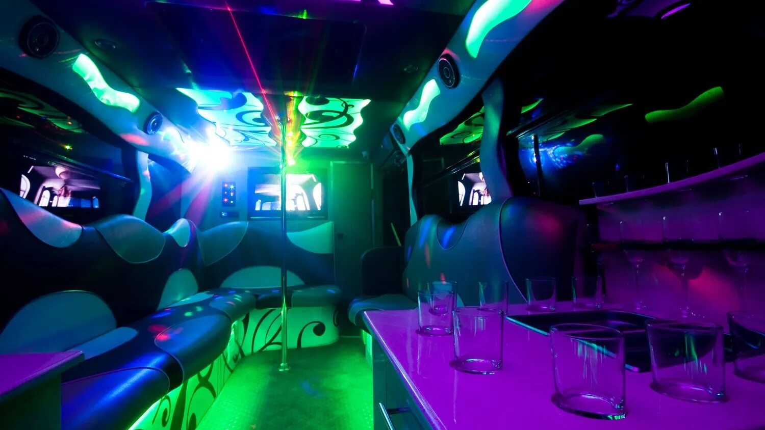 Клуб на колесах. Party Bus Казань. Кальянная на колесах. Патибас Симферополь.