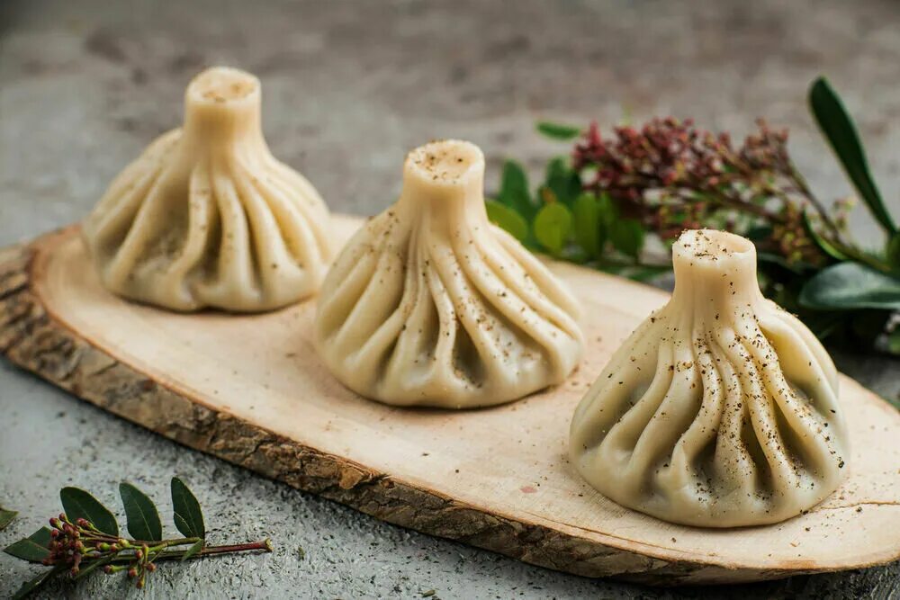 Как правильно есть хинкали. Хинкали с сыром и грибами. Хинкали с мясом. Грузинские манты. Хинкали.