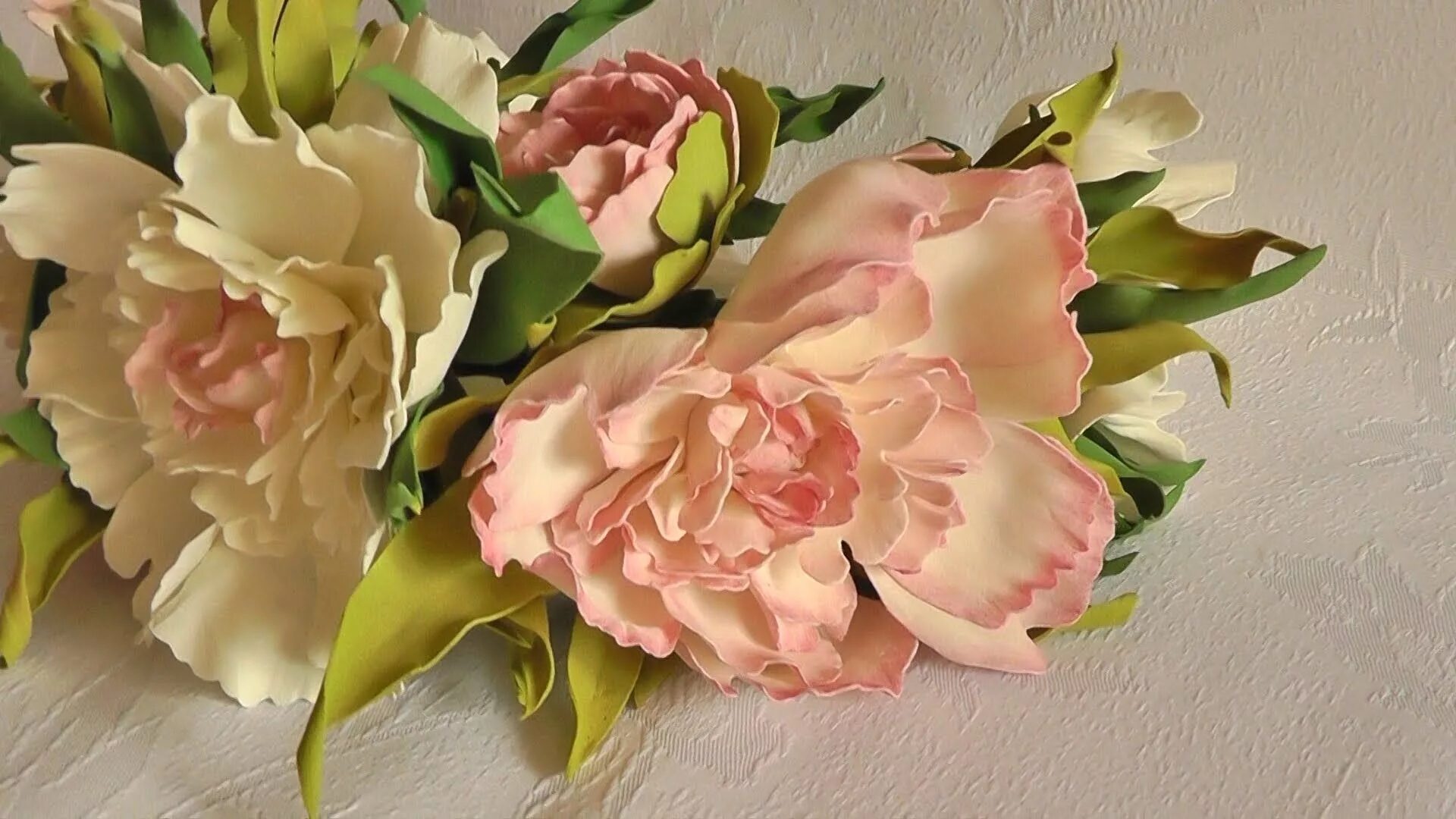 Цветы из фоамирана мастер класс. Цветы из фоамирана мастер класс. Цветы фоамирана мастер. Пластичная замша фоамиран. Заколки из фоамирана.