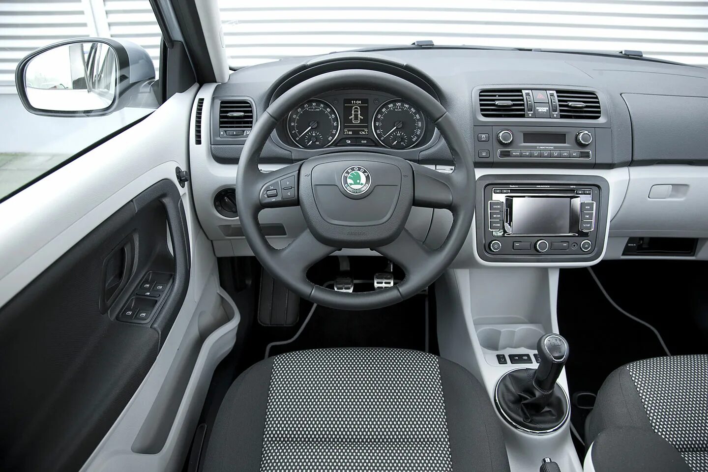 Шкода фабия на механике. Skoda fabia 2 салон. шкода фабия 1.2 салон. шкода фабия 1.2 2007 1 поколение. шкода фабия 1.6.