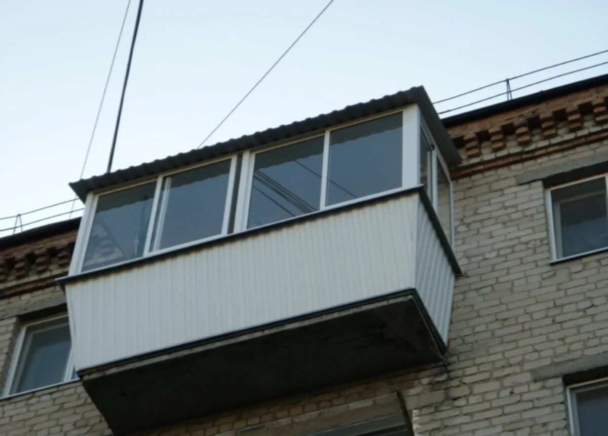 Балкон с выносом. Балкон с выносом и крышей. Остекление балкона с крышей. Обшивка крыши балкона.