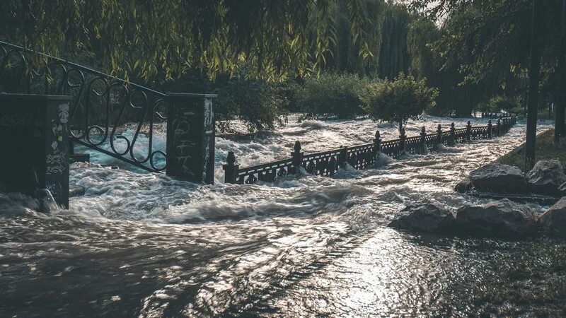 Ледяной дождь нижний новгород. Затопленные города. Ледяной дождь в москве 2022. Кута дожди 2022. Осадок 2022.