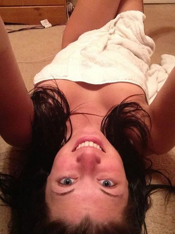 Девушка после душа селфи. Селфи после душа. Селфи девушек в душе. Девушка в полотенце селфи. Красивая девушка в полотенце.