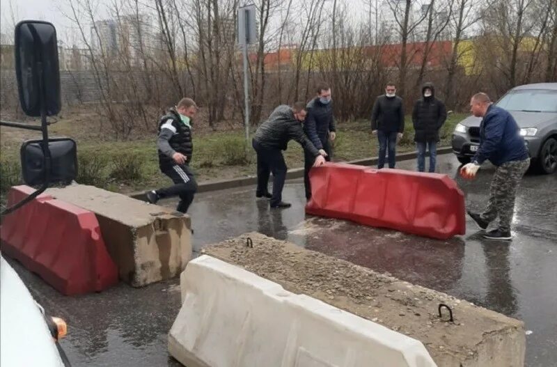 Перекрыли набережную сегодня. Экоактивисты перекрыли дорогу. дорогу к набережной открыли. перегородил дорогу на улице новоселов.