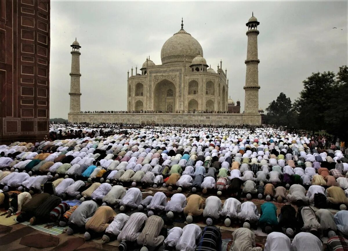 Церковь в казани ислам. Ислам религия мечеть. Центральная джума-мечеть. Мусульманской мечети рядом. Мусульманской мечети рядом.