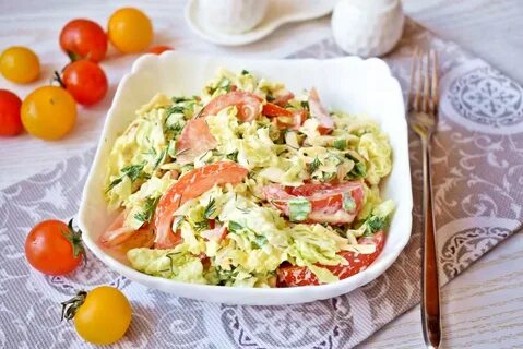 Пекинская капуста помидор копченая курица сыр