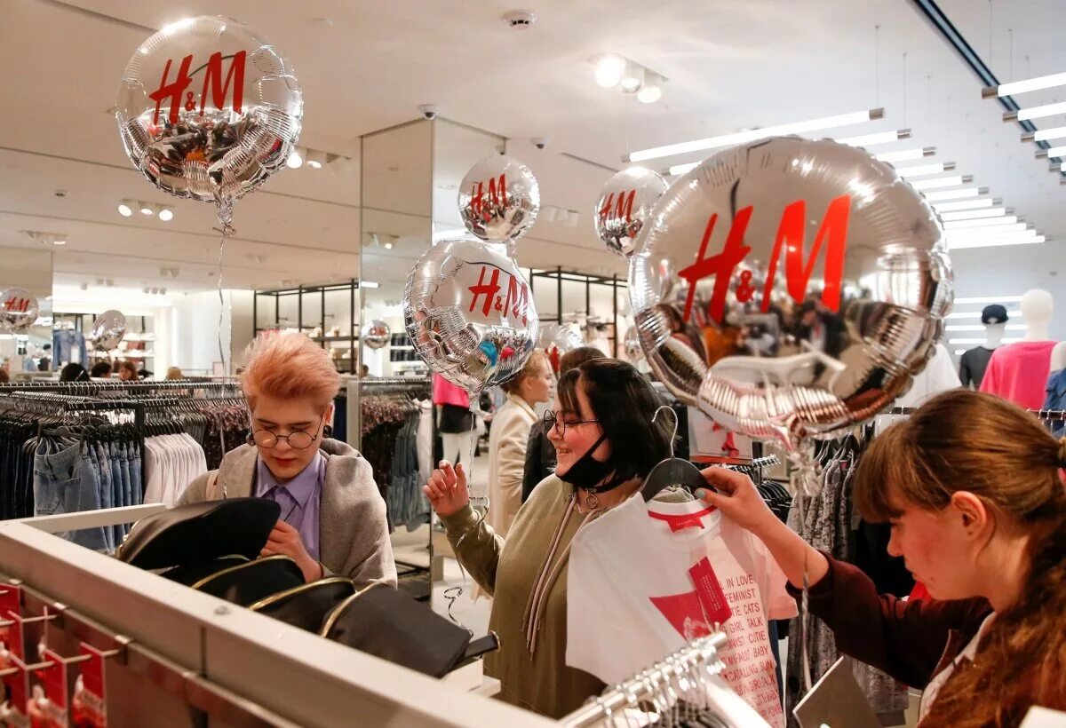 H h client. H M магазин. H&M покупатели. H M В России. Флагманский магазин HM В Москве.