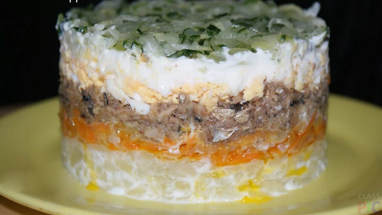 Какой салат можно сделать из шпрот. Шпротный салат слоеный. салат со шпротами слоеный. салат со шпротами слоями. салат из шпрот слоеный.