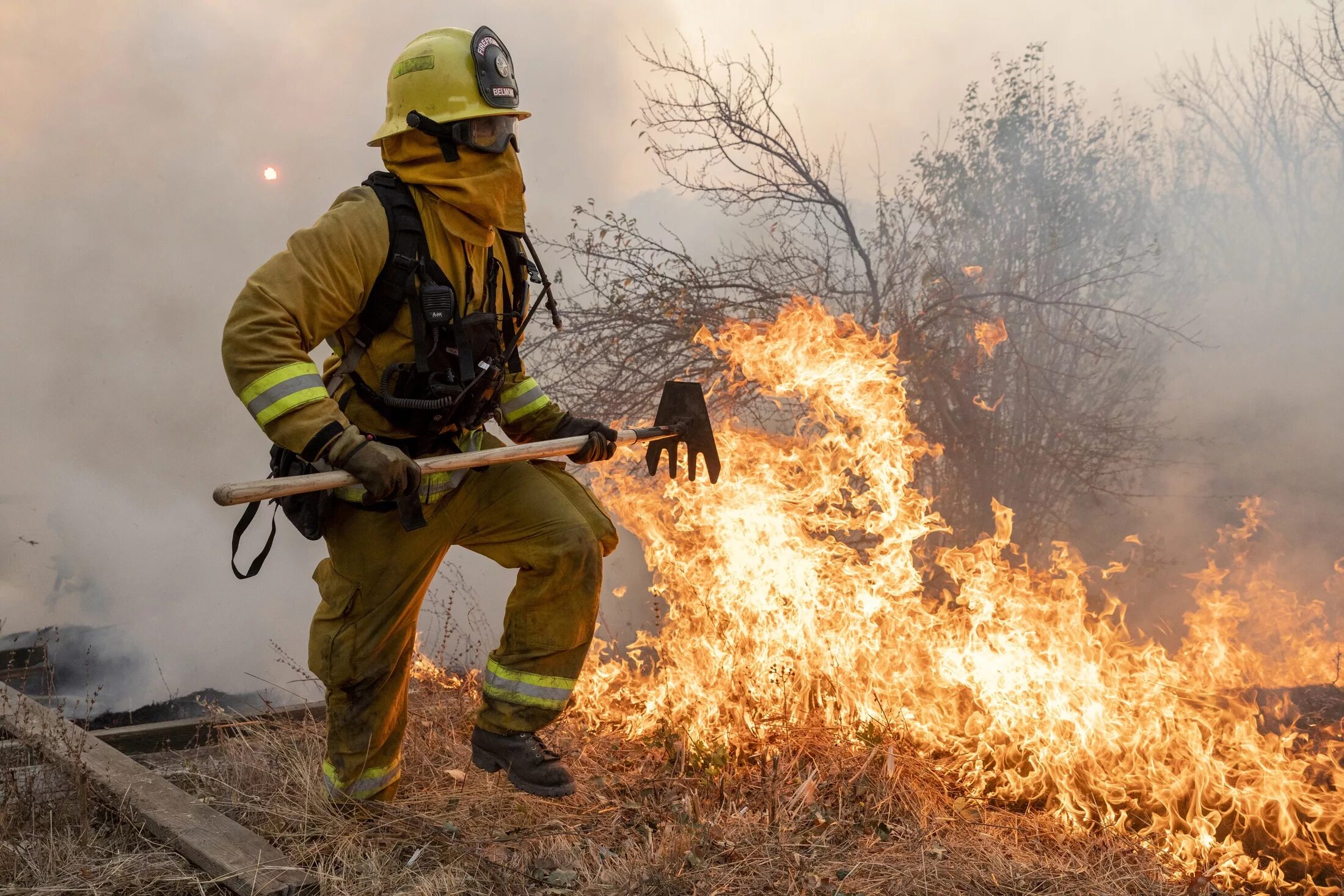 Чем полезны пожарники. Лесные пожарные. Пожарники в лесу. Пожарный в горящем лесу. Пожар в горах.