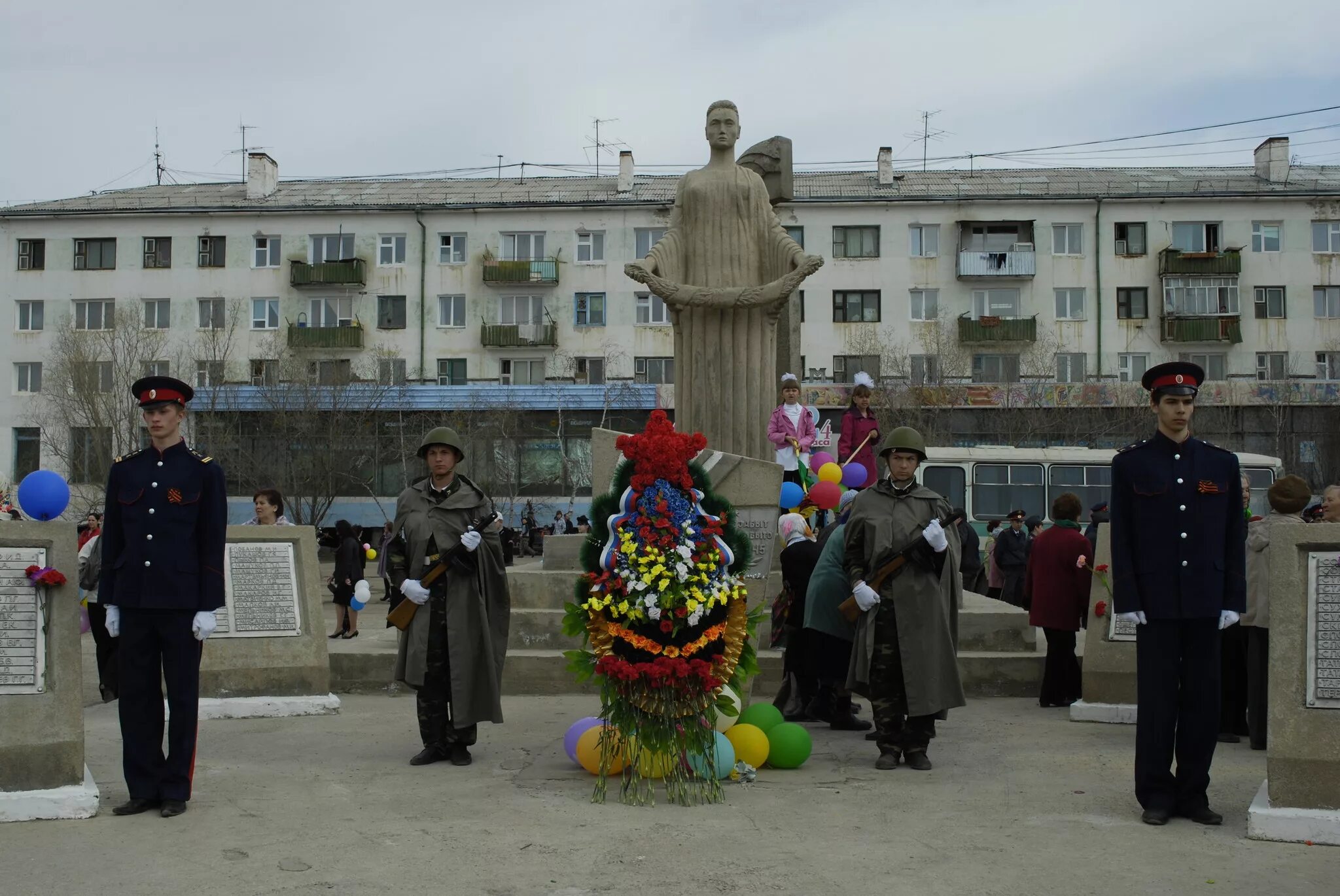 Жатай население. Площадь Ленина Жатай. Школа 2 Жатай. Почетный караул памятник Сталину Осетия. Погода в жатае