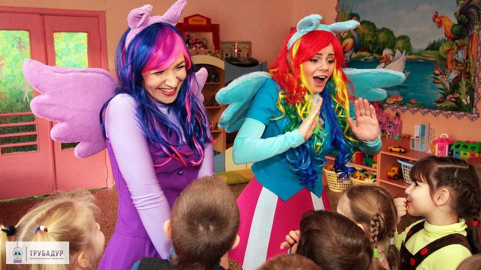 Аниматор радужные друзья синий с короной. Пони радуга аниматор. Радуга аниматоры. Реквизит для аниматоров. Радуга аниматоры.