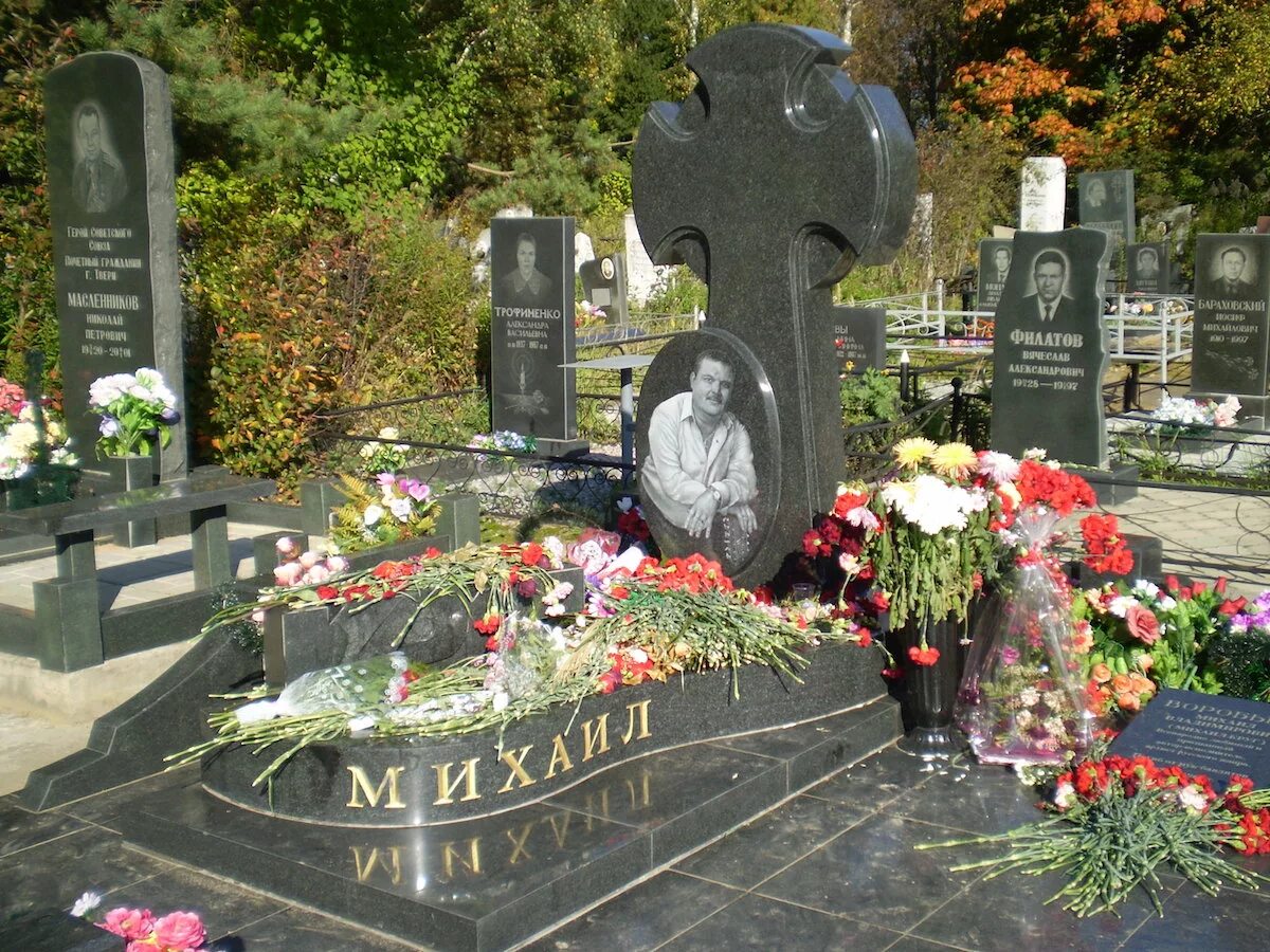 марис лиепа могила. памятник посмертно. новорсс памятники. михаил румянцев могила. могила михаила танича.