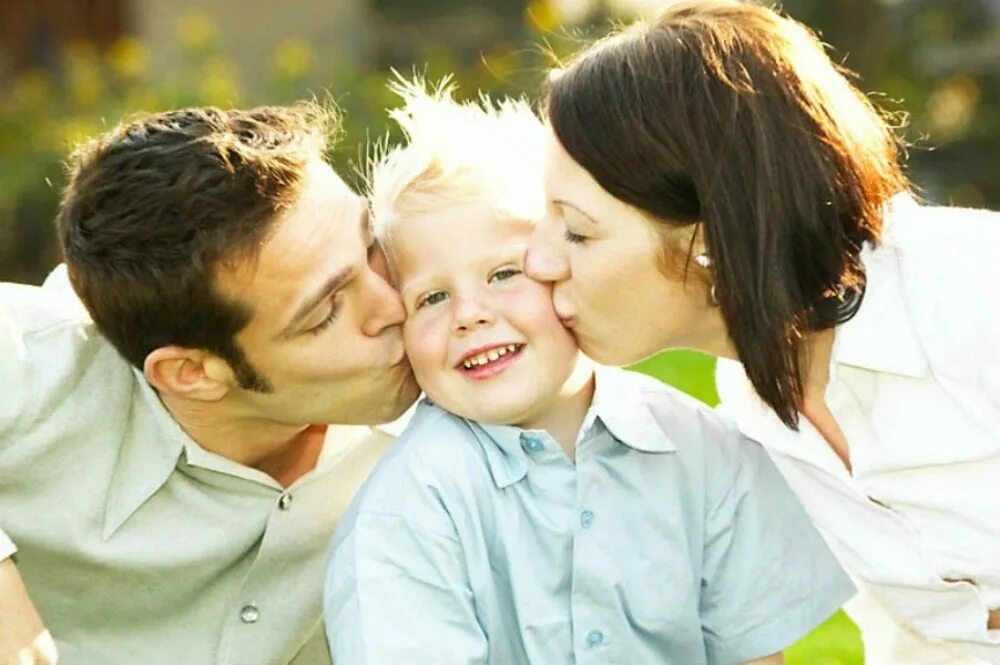 Have your parents ever. Родители и дети. Любовь родителей к детям. Счастливая семья. Любящие родители и ребенок.