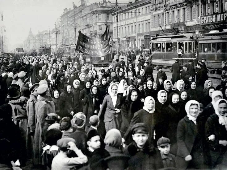 Революция по старому. Февральская революция 1917 манифестация женщин. февральская революция 1917 демонстрация. демонстрация в петрограде 1917 революция.