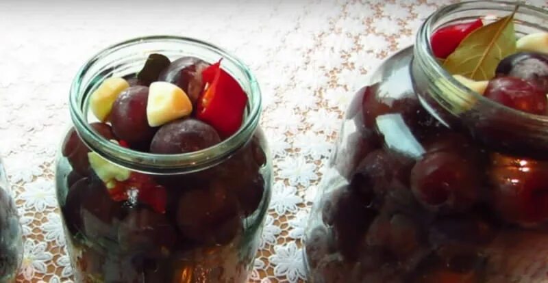 Маринованная слива с чесноком. Чернослив с чесноком на зиму маринованный рецепт. Маринованная слива с чесноком. Вяленая слива с чесноком. Чернослив с чесноком на зиму маринованный рецепт.