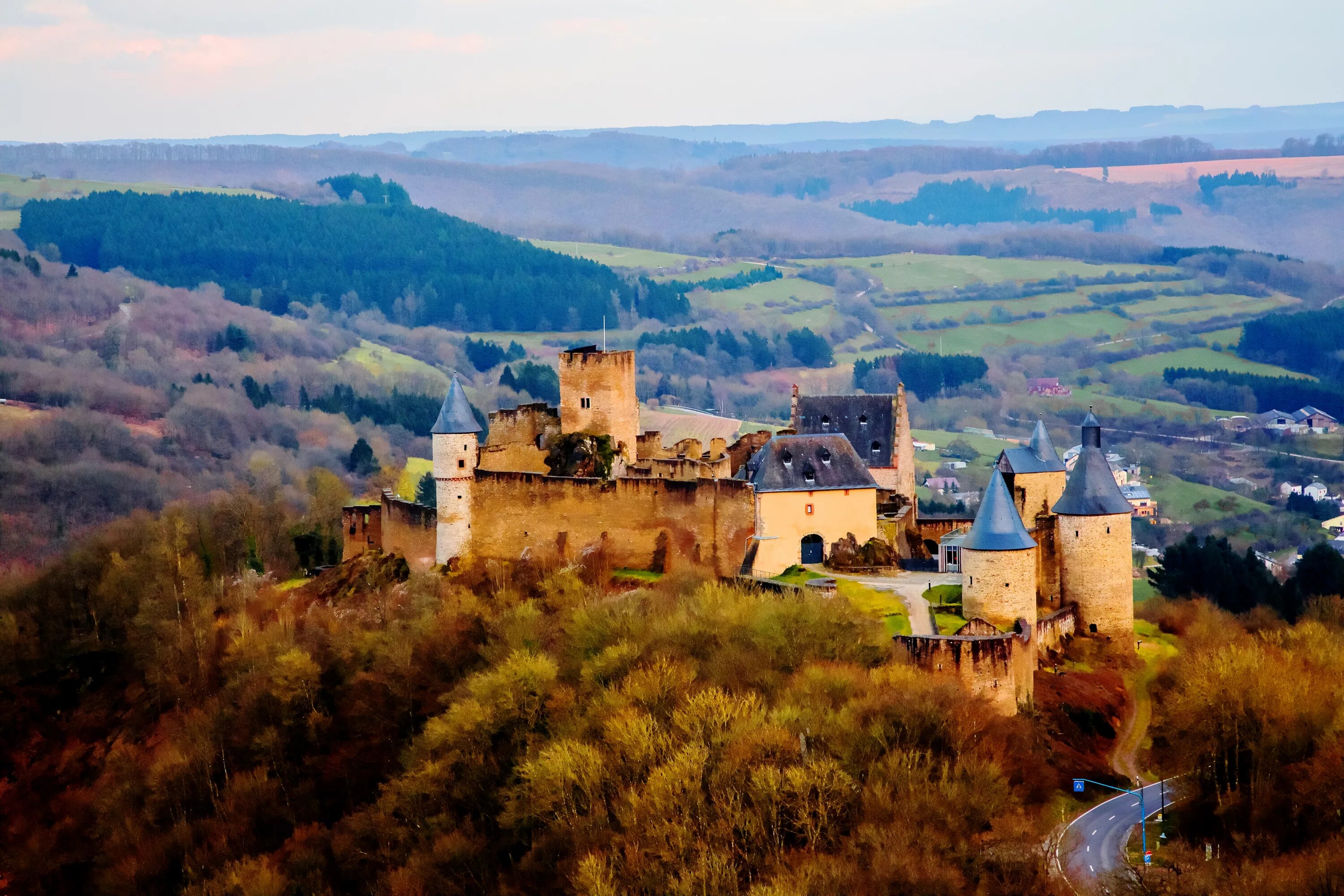 На каком говорят в люксембурге. Замок Вианден Люксембург. Замок Бофор Люксембург. Замок Берг Люксембург. Буршайд (замок, Люксембург).