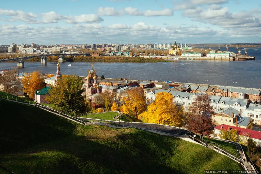 Октябрь нижний новгород. Осенний Нижний Новгород. Нижний Новгород стрелка осень. Осень в городе Нижний Новгород. Набережная Федоровского Нижний осенью.