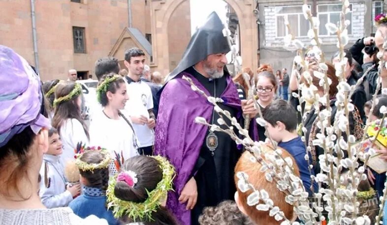 Цахказард в армении. Цахказард Вербное воскресенье. Праздник Цахказард в Армении. Бари Цахказард. Шноравор Цахказард.