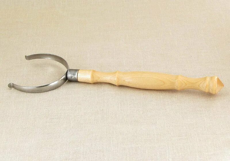 ухват для горшочков. ухват для горшочков. ухват и чугунок. кавказская гончарная глиняная посуда. ухват для горшочков.