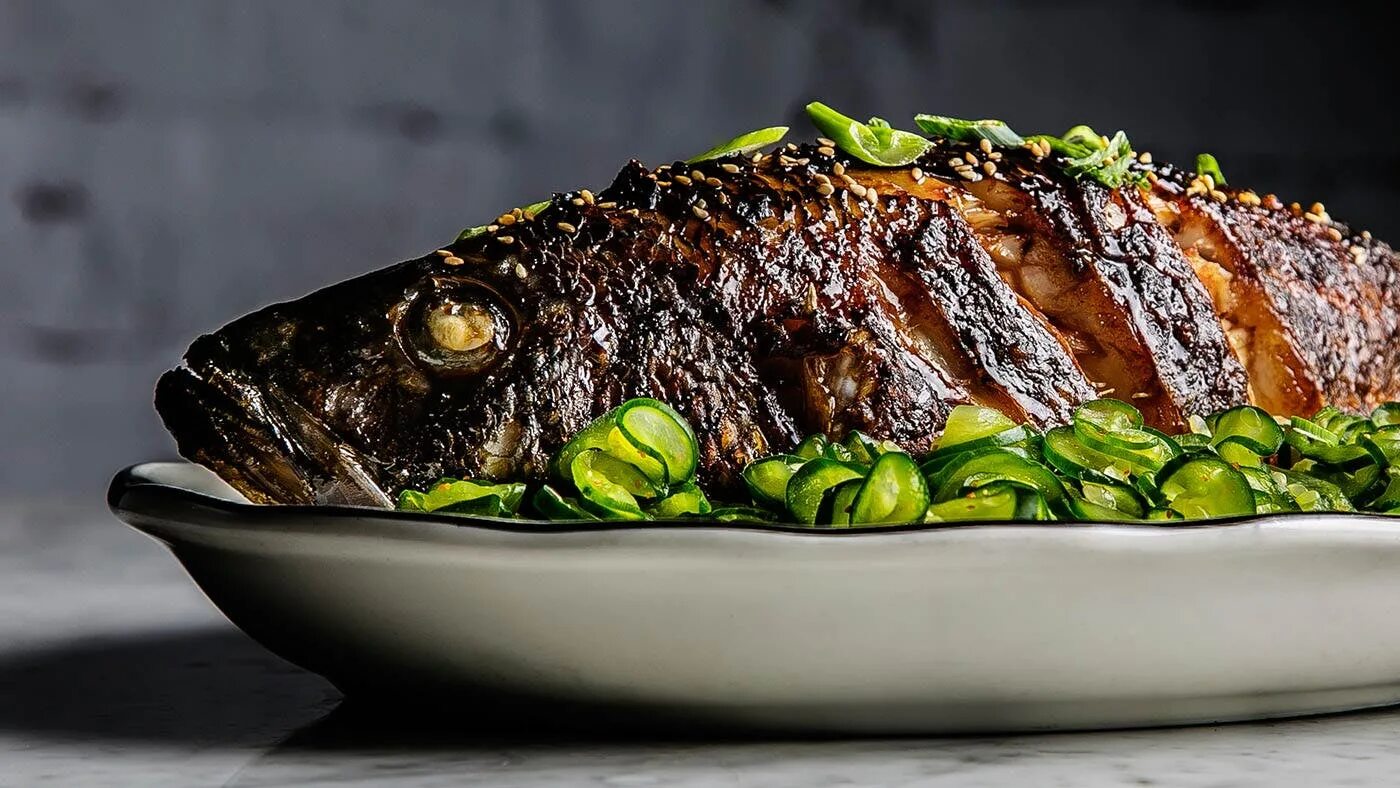 запеченный толстолобик. карп запеченыйв духовке. рыба запеченная в духовке. рыба целая в духовке рецепты. рыба форель запеченная.